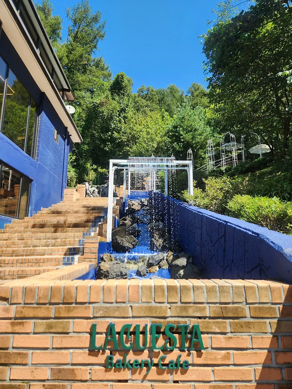 규모가 큰 라꾸에스타 카페 건물과 주변 풍경
