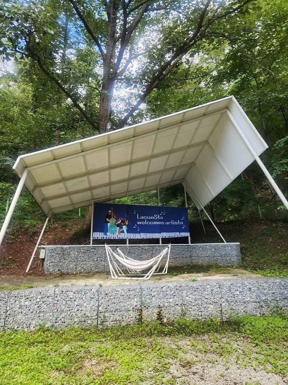 라꾸에스타 야외 공간과 테이블
