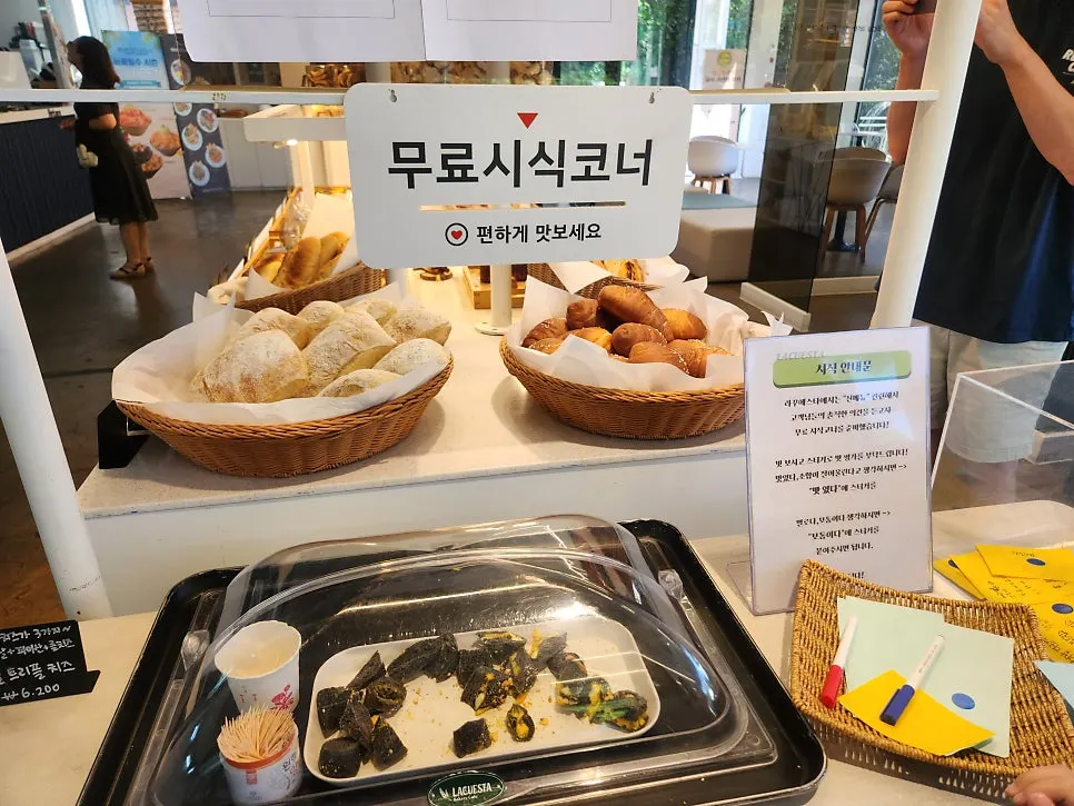 손님 의견을 남기는 신메뉴 시식 코너