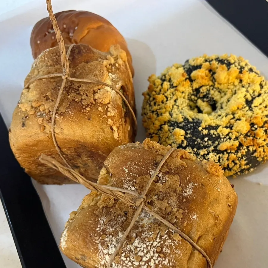 강낭콩과 완두콩이 들어간 메주식빵 조각