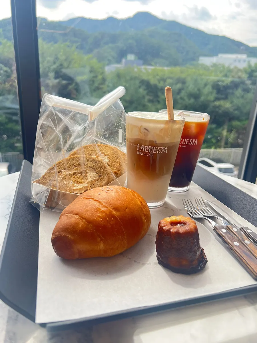 Large bakery café La Cuesta Gwangju in Gonjiam