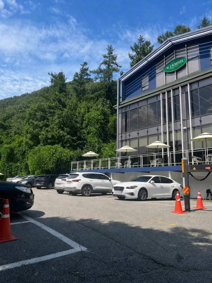 La Cuesta exterior and parking on Gyeongchung-daero