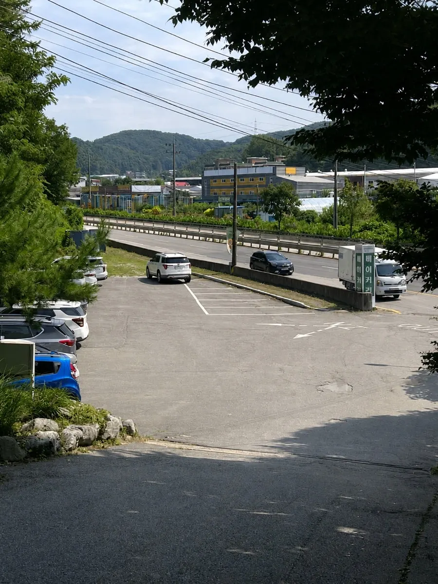 Area around the entrance of the La Cuesta building