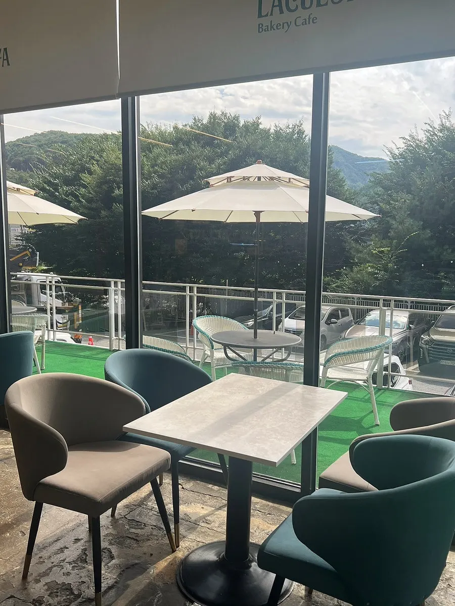 Seating and décor with a different atmosphere at La Cuesta