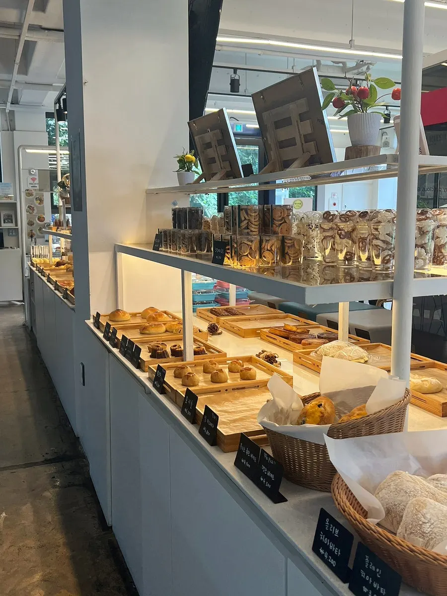 La Cuesta bakery display case