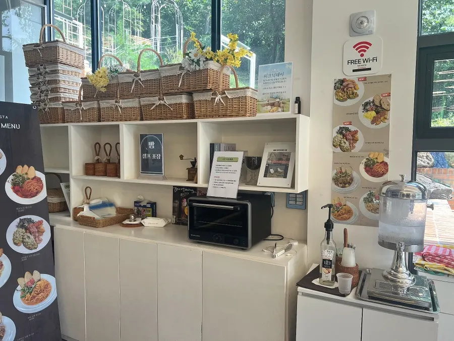 Self-packing bar with a mini oven