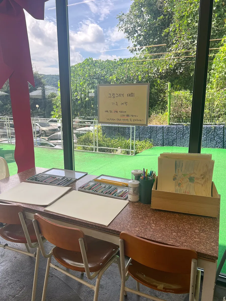 Table set up with drawing supplies for the drawing contest