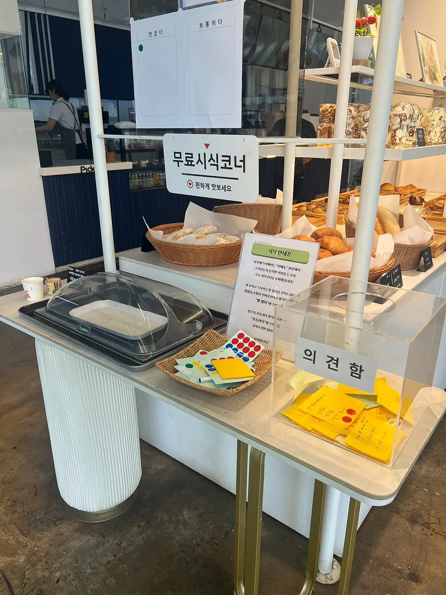 Tasting corner for writing feedback on new menu items