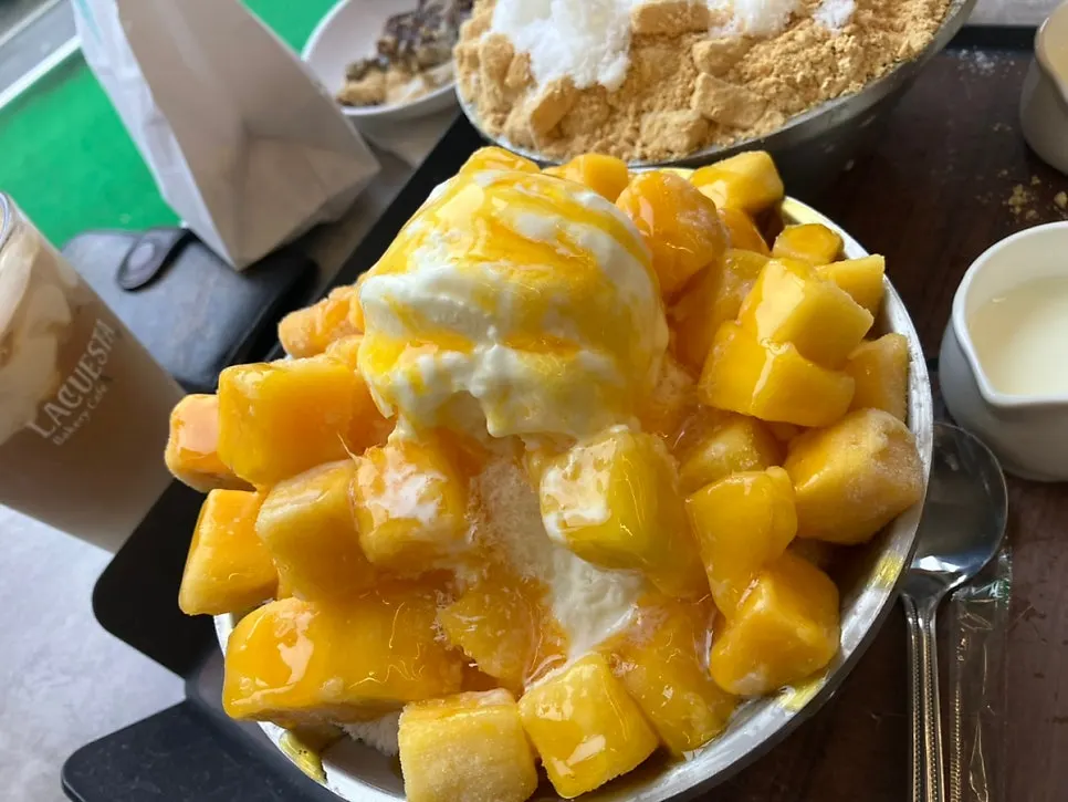 다섯 명이 먹고도 남은 망고 빙수