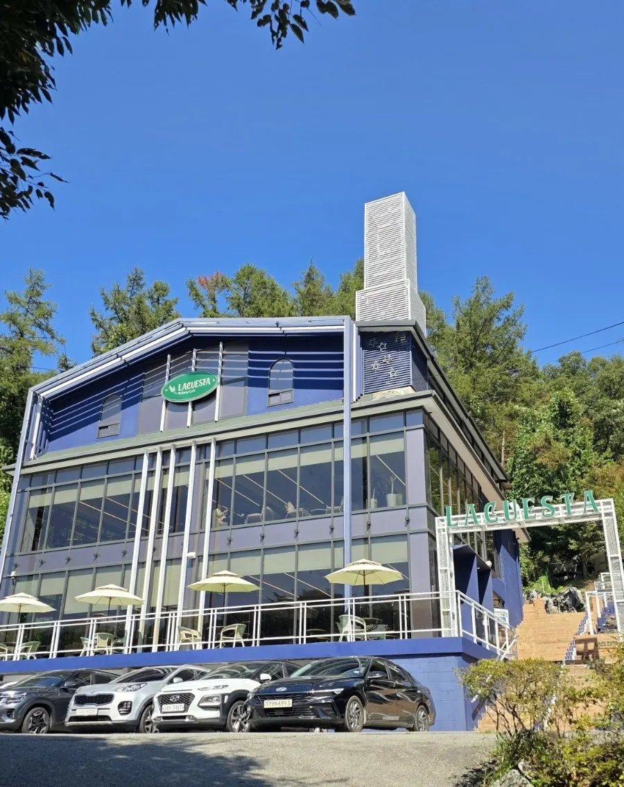 산 아래 자리한 라꾸에스타 카페 전경