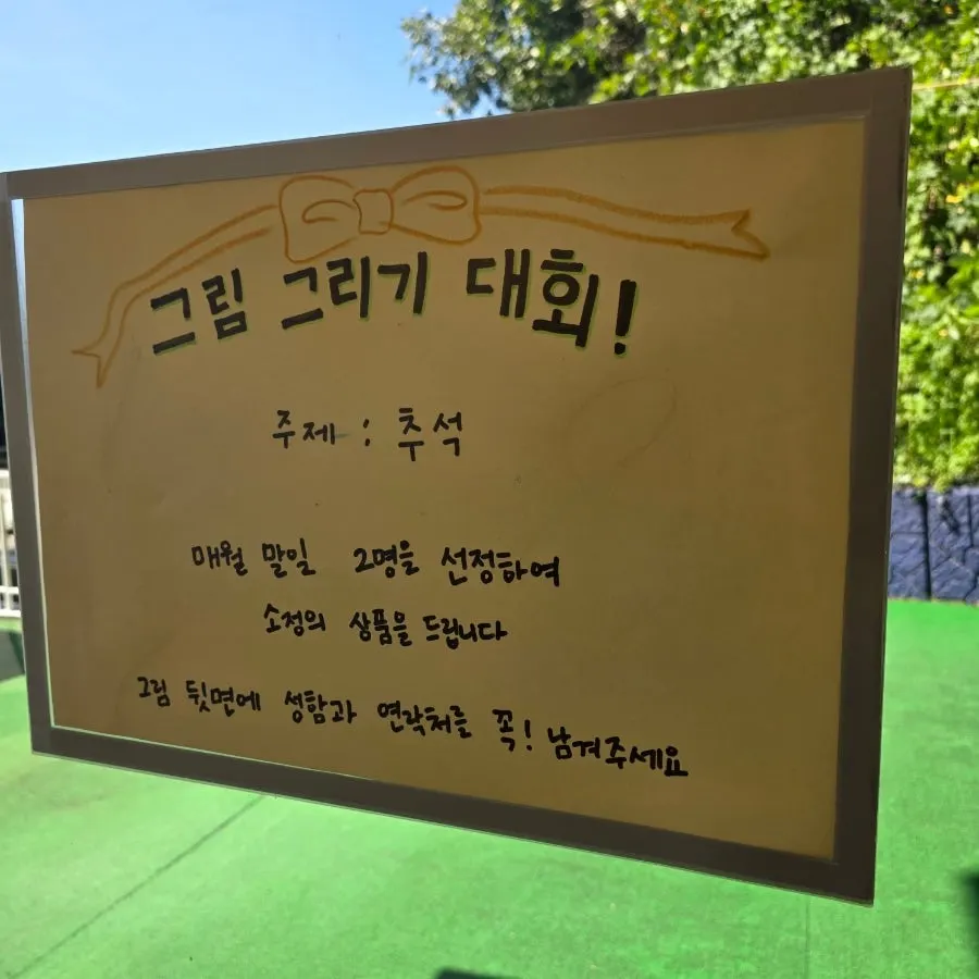 2층 단체석과 인생네컷 부스 공간