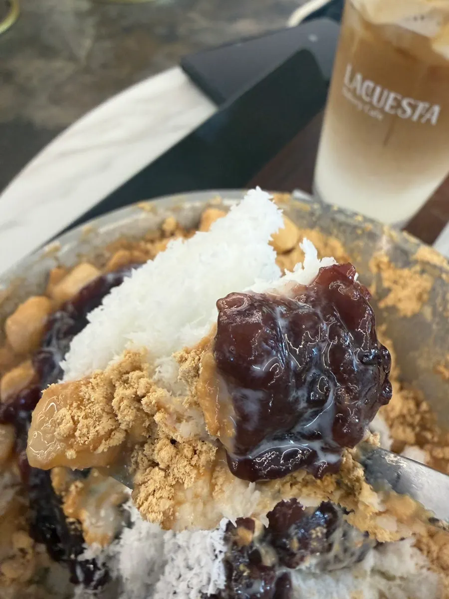 창가석에 놓인 눈꽃빙수