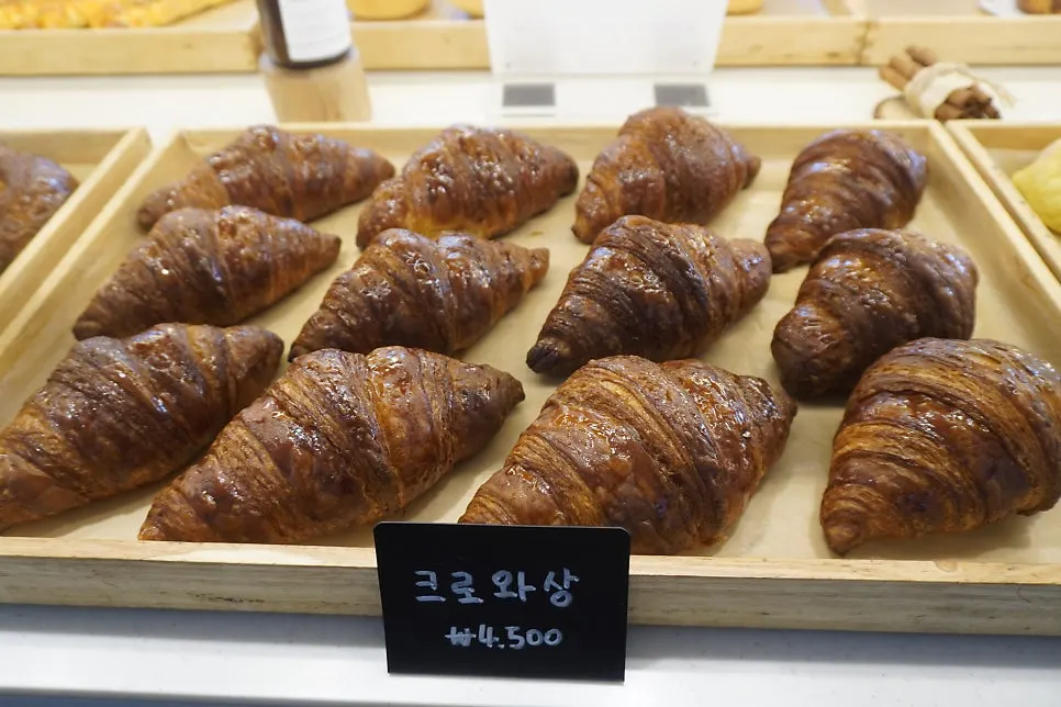 Bread display shelf with campagne and sandwich loaves