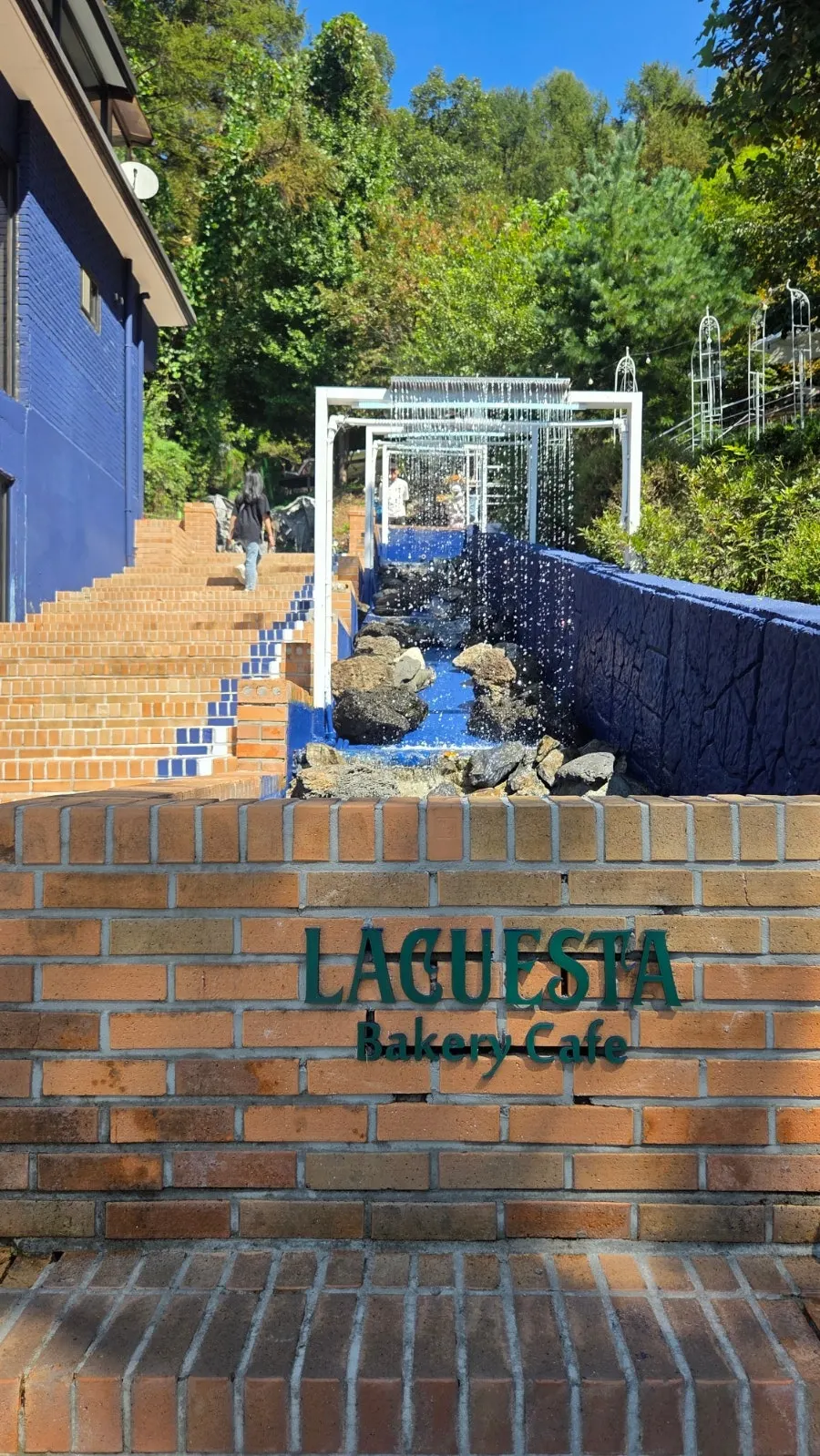 La Cuesta's spacious parking lot and entrance road
