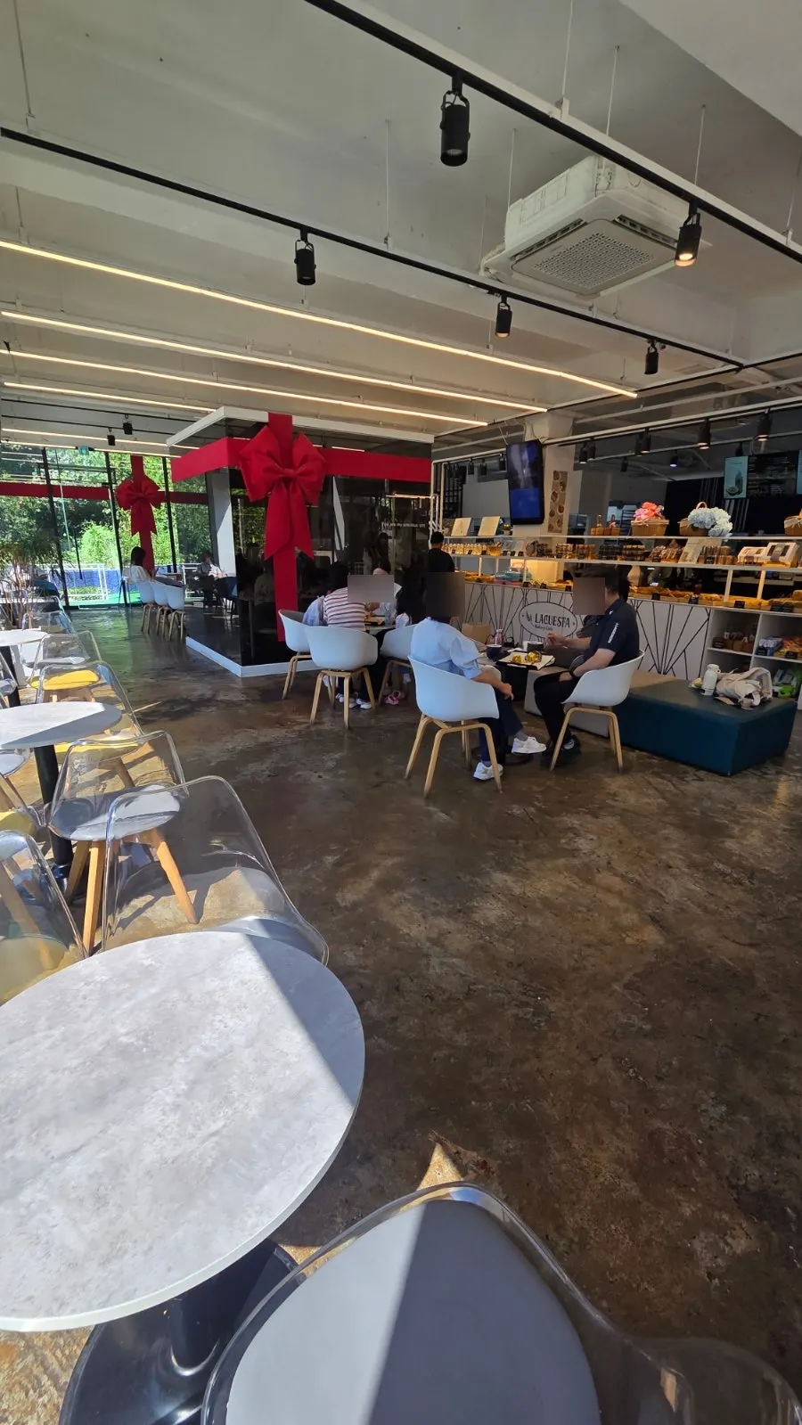 Outdoor picnic space in La Cuesta's garden