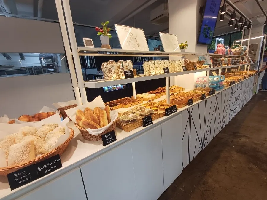 La Cuesta's bakery display case