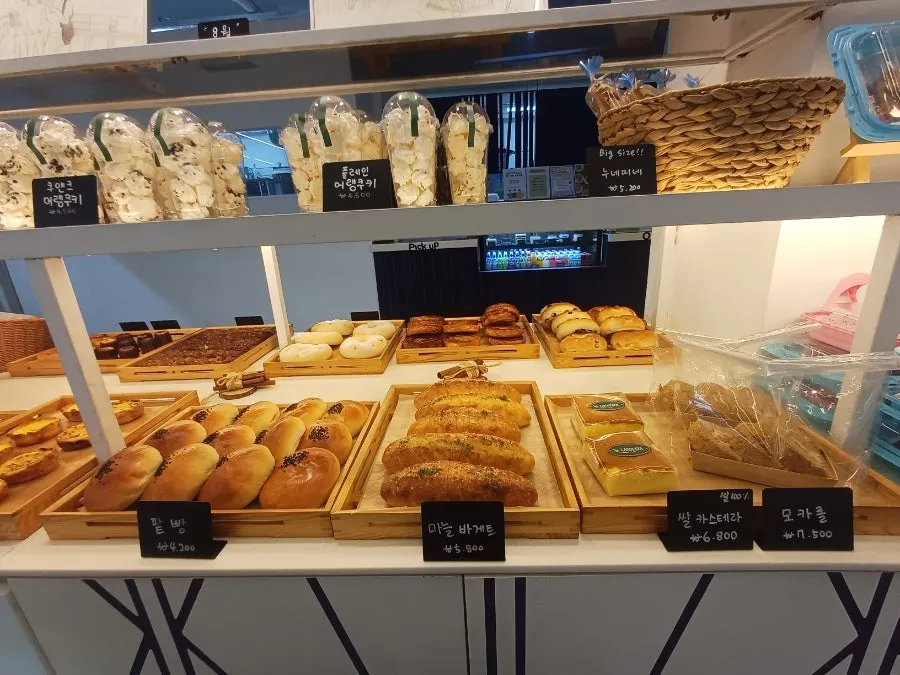 Display of bagels and kouign-amann varieties