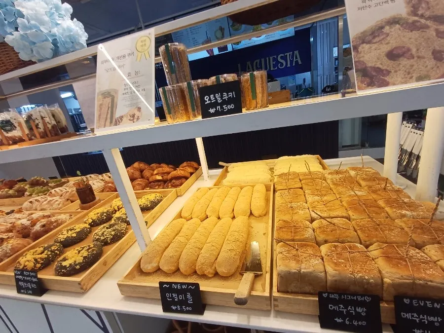 Display of plain baguette and garlic baguette