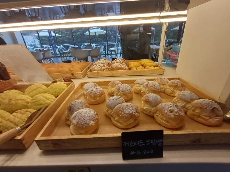 Display of injeolmi roll and French country bread