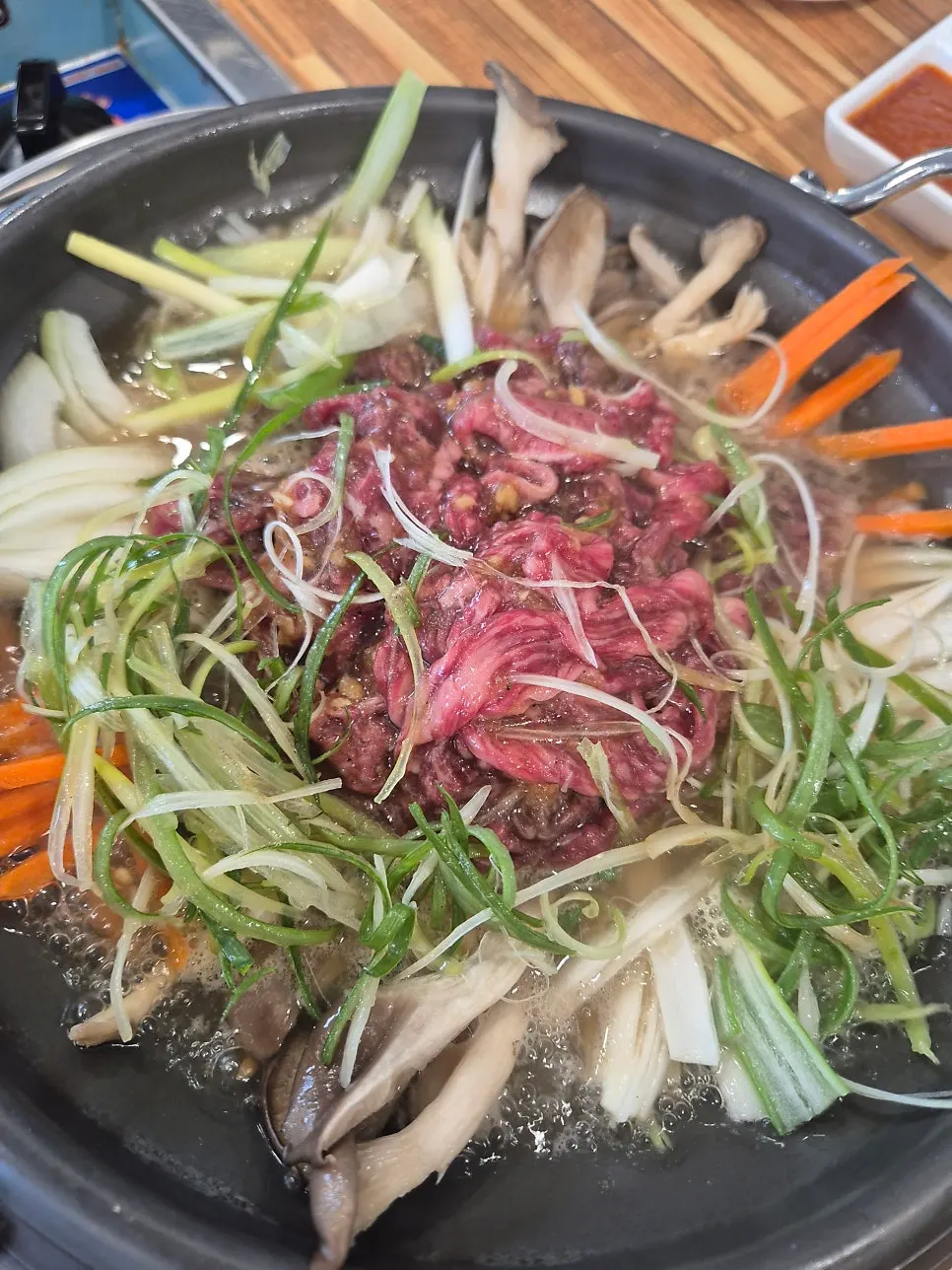상에 차려진 한우 암소불고기 2인분
