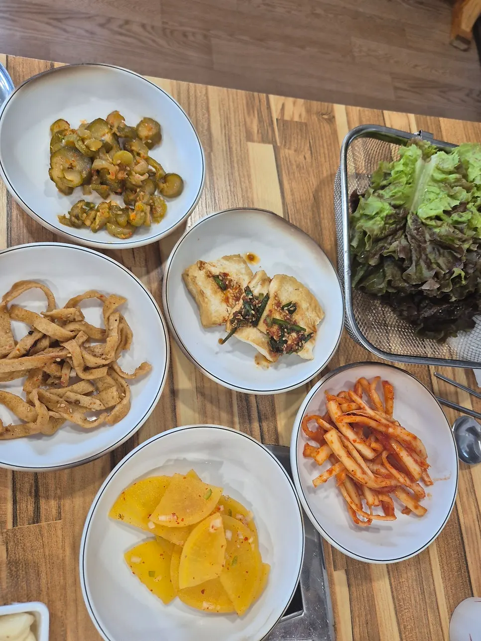 불고기와 김치찌개를 함께 차린 식사