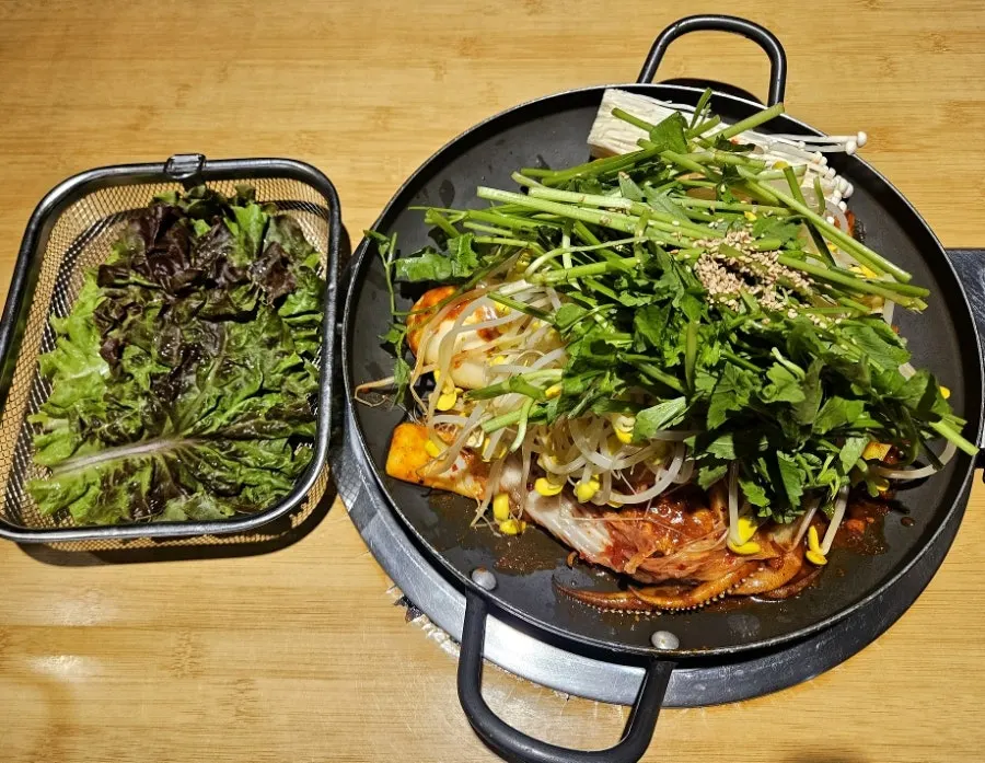 Hot clam seaweed soup and banchan