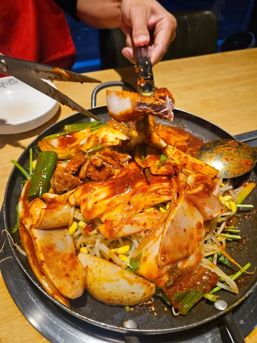Stir-frying squid-and-pork duruchigi on the grill