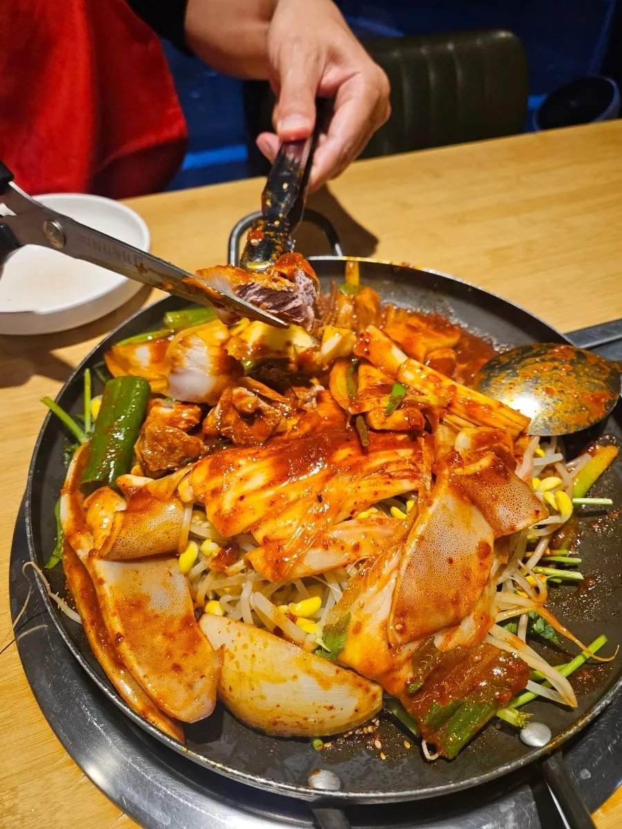 Mixing the seasoned duruchigi as it cooks