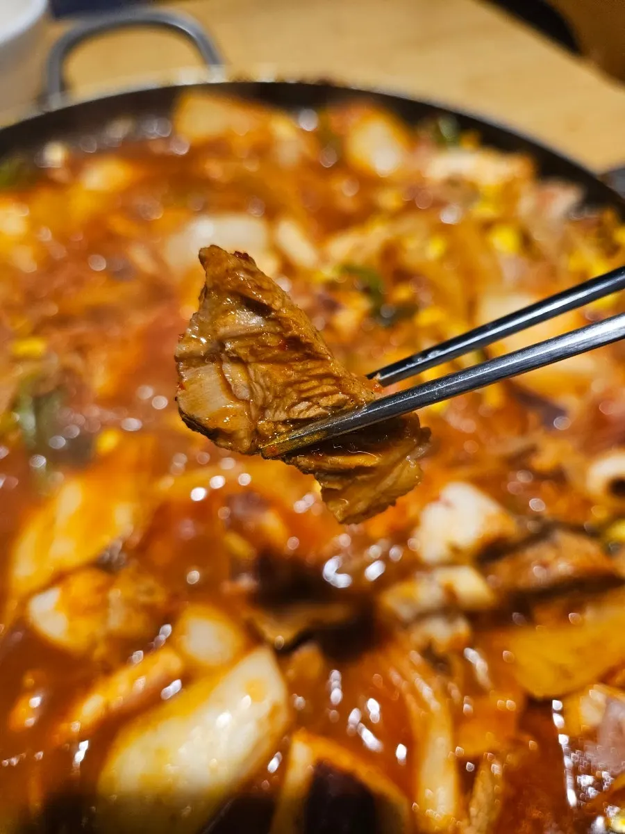 Squid-and-pork duruchigi eaten with sotbap