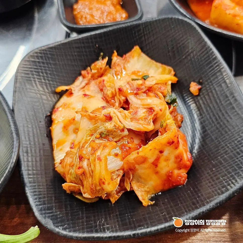 세팅된 테이블과 수저