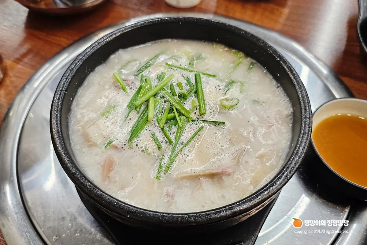 뚝배기에 가득 담긴 순대국