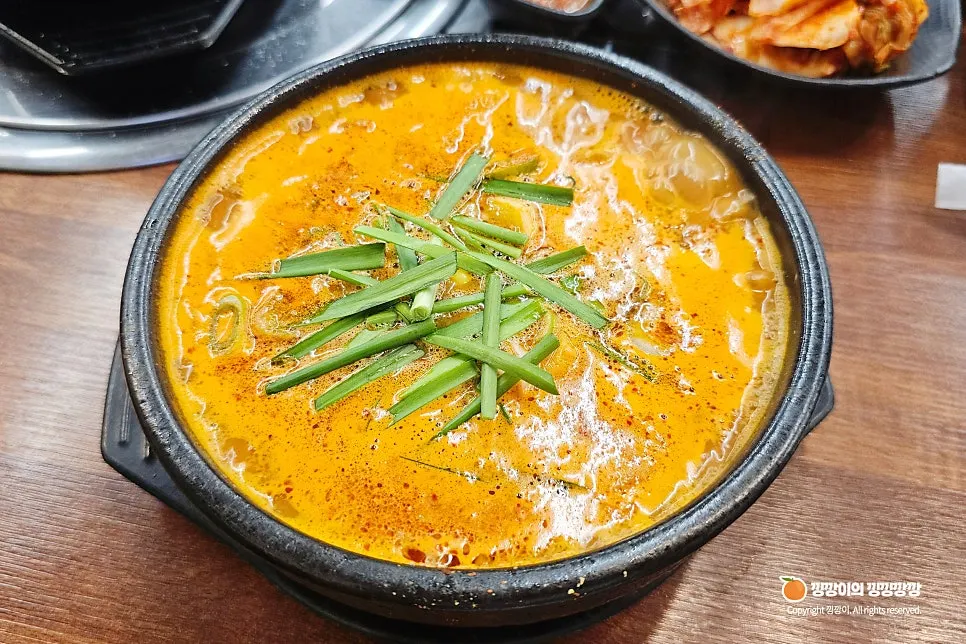 순대국 한 숟갈 건져 올린 모습