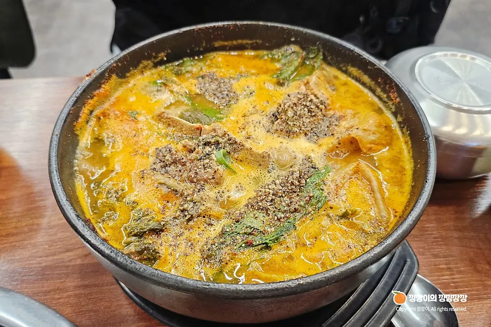 얼큰순대국에 통째로 든 큰 고기