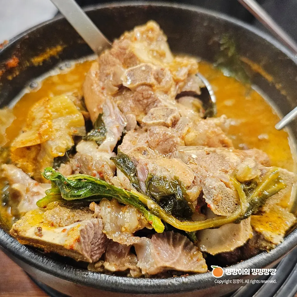 얼큰순대국 건더기 클로즈업