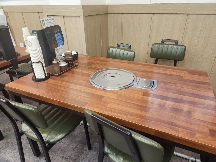 테이블 간격이 넉넉한 국밥집 홀