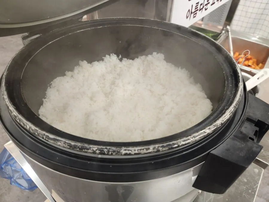 셀프바에서 무료로 추가할 수 있는 밥