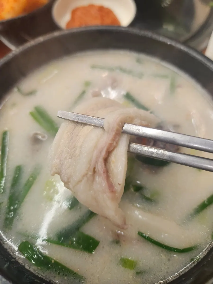국물을 머금은 순대를 집어 든 모습