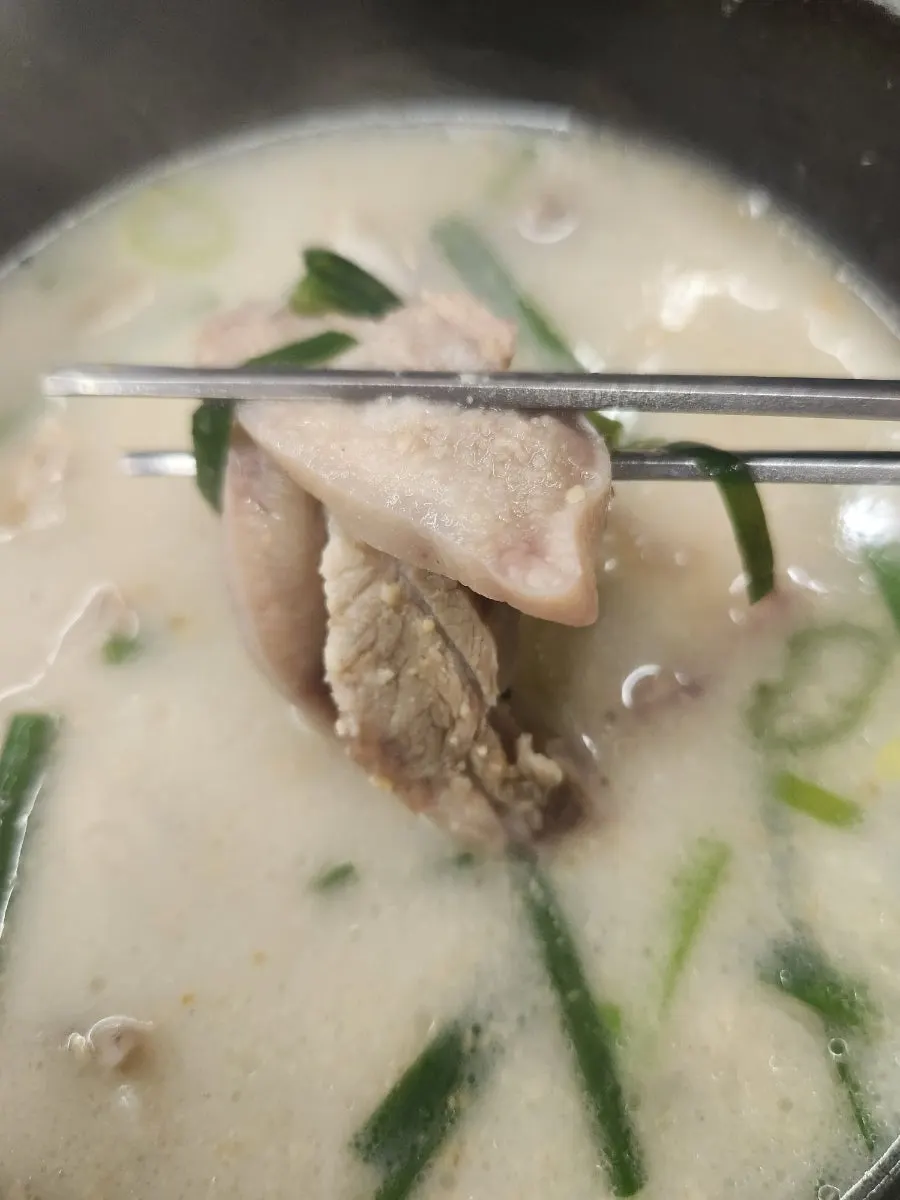 돼지국밥 속 큼직한 고기 한 점