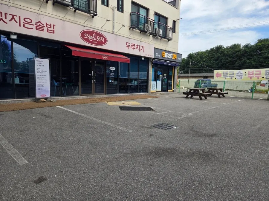 Spacious parking lot in front of the restaurant