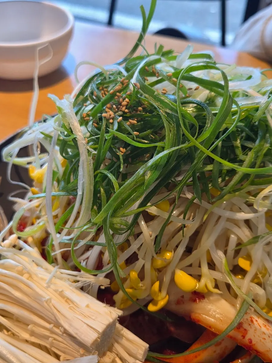 Pork duruchigi pot piled high with vegetables