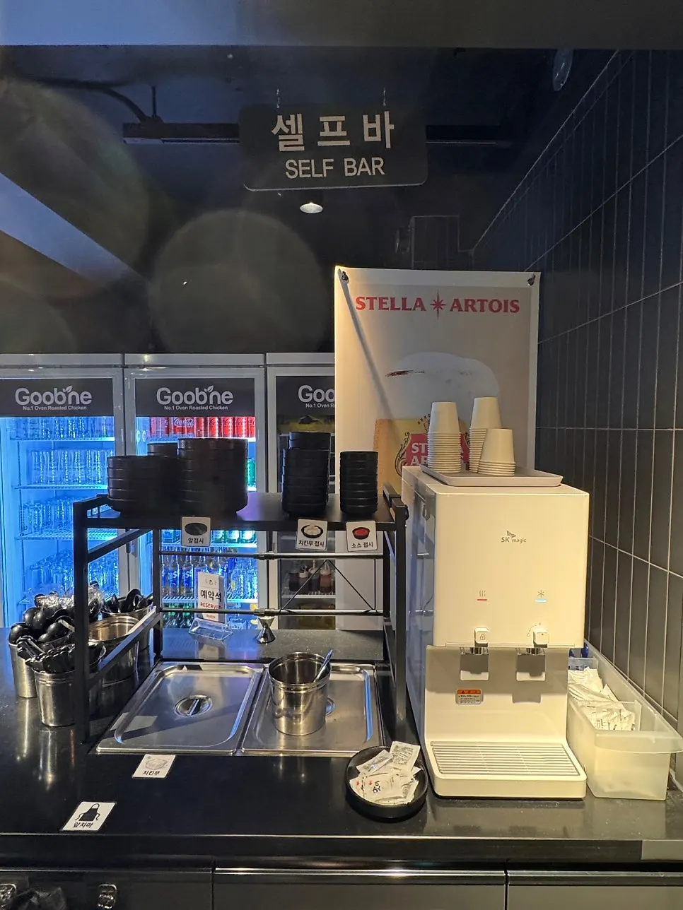 2층 테이블과 은은한 조명