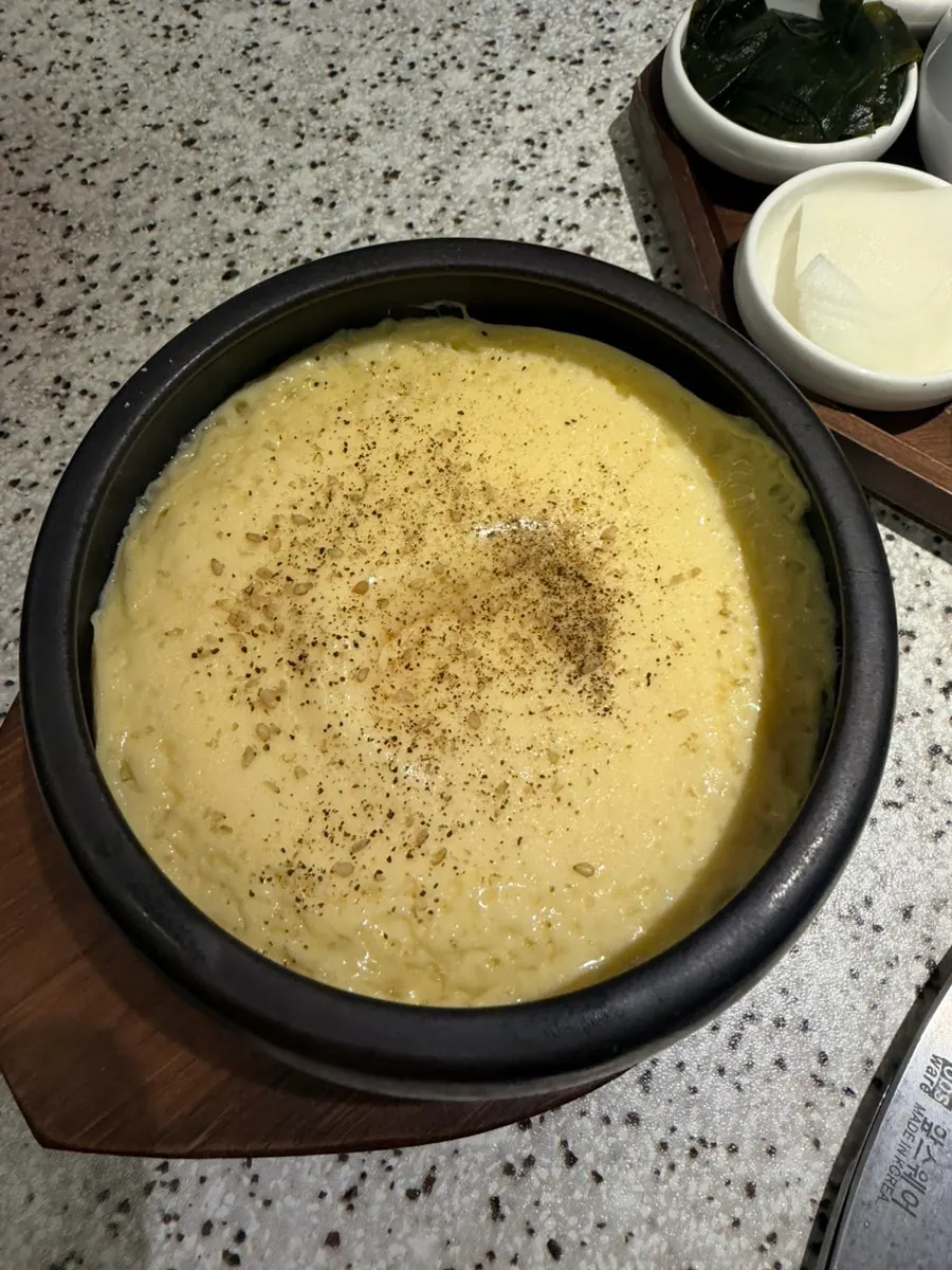 테이블에 준비된 마요네즈와 콩가루, 카레가루 소스