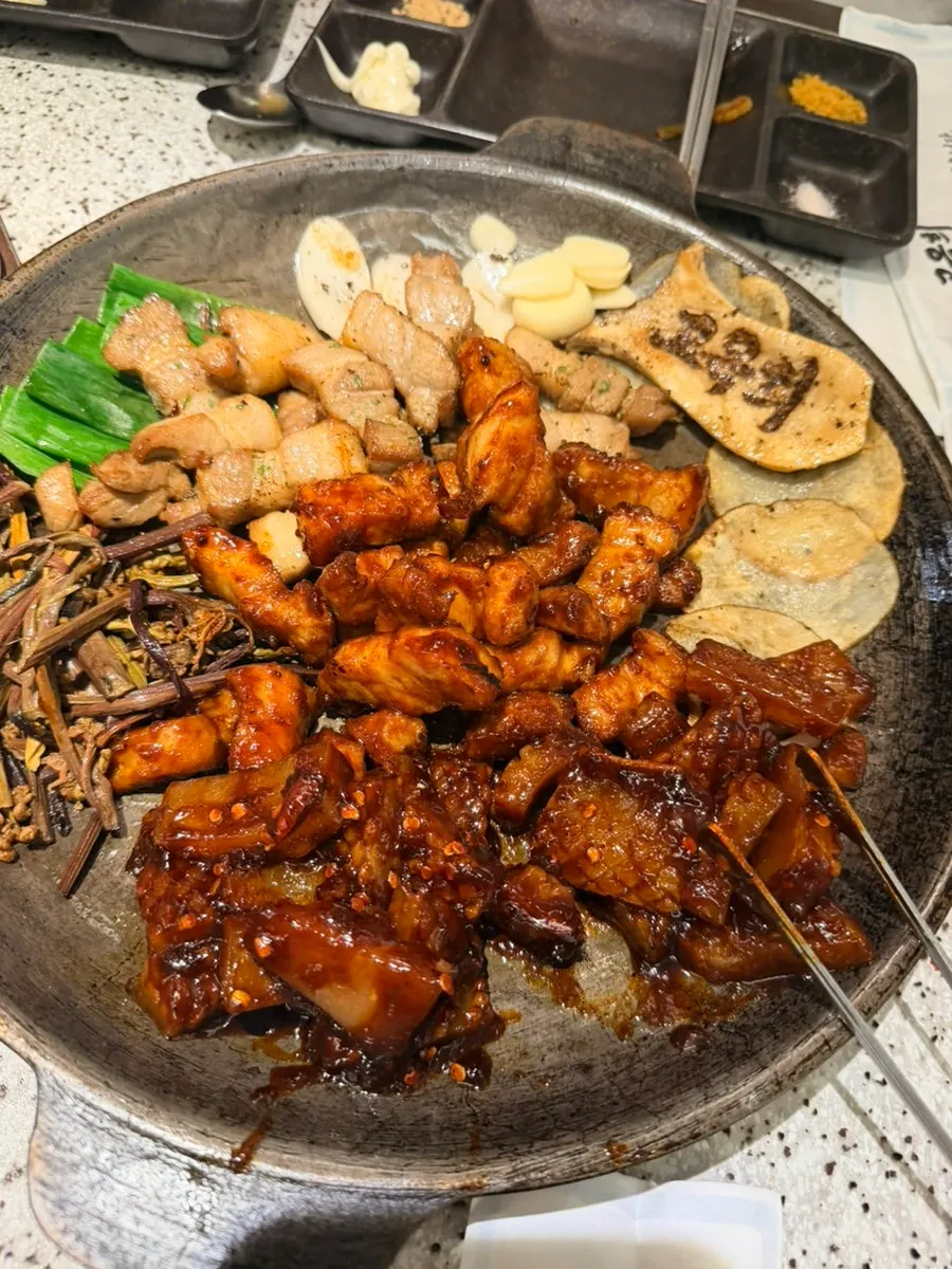 다 구워져 불판에 올려진 순삼겹과 양념고기