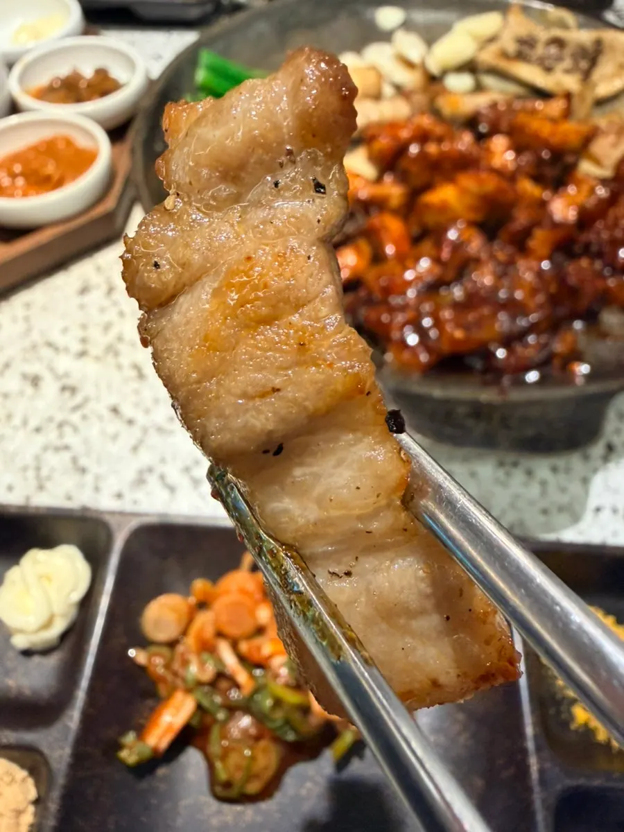 겉바속촉으로 구워진 삼겹살