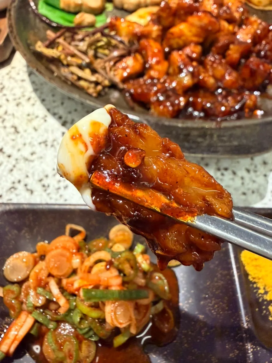 소스에 찍어 먹는 고기