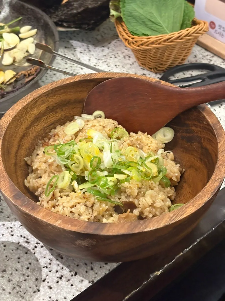 막국수와 된장찌개를 함께 차린 상
