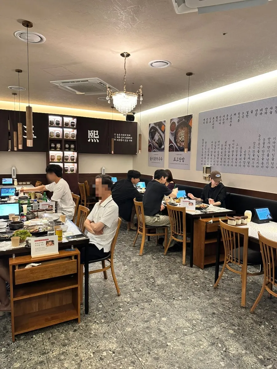Store entrance of Go Ok-hui Hwamyeong Main Branch after a 30-minute weekend evening wait