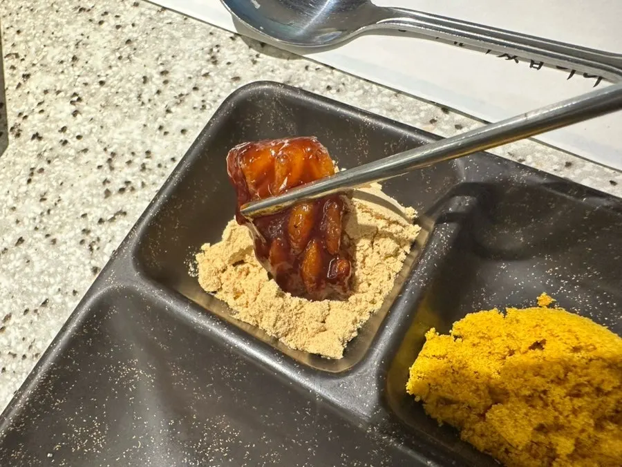 Grill plate with honeycomb tripe, potato slices, and rice cake sticks