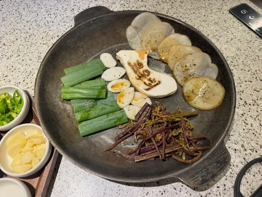 Grilled vegetables served with sauce