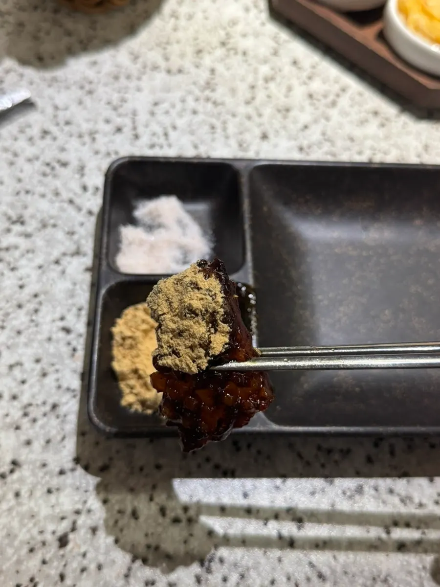 Honeycomb tripe dipped in soybean powder